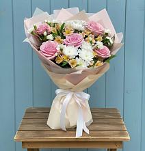 Букет цветов из:  Гвоздики, Орхидеи и Розы в Синегорье