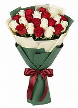 Букет Микс из красных и белых роз в Синегорье