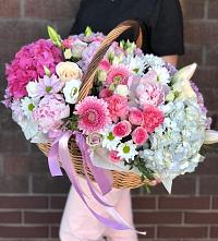 Цветочная композиция из Розы, Хризантемы, Пионы и Лизиантусы в корзине #REPLACE_PRED# Синегорье