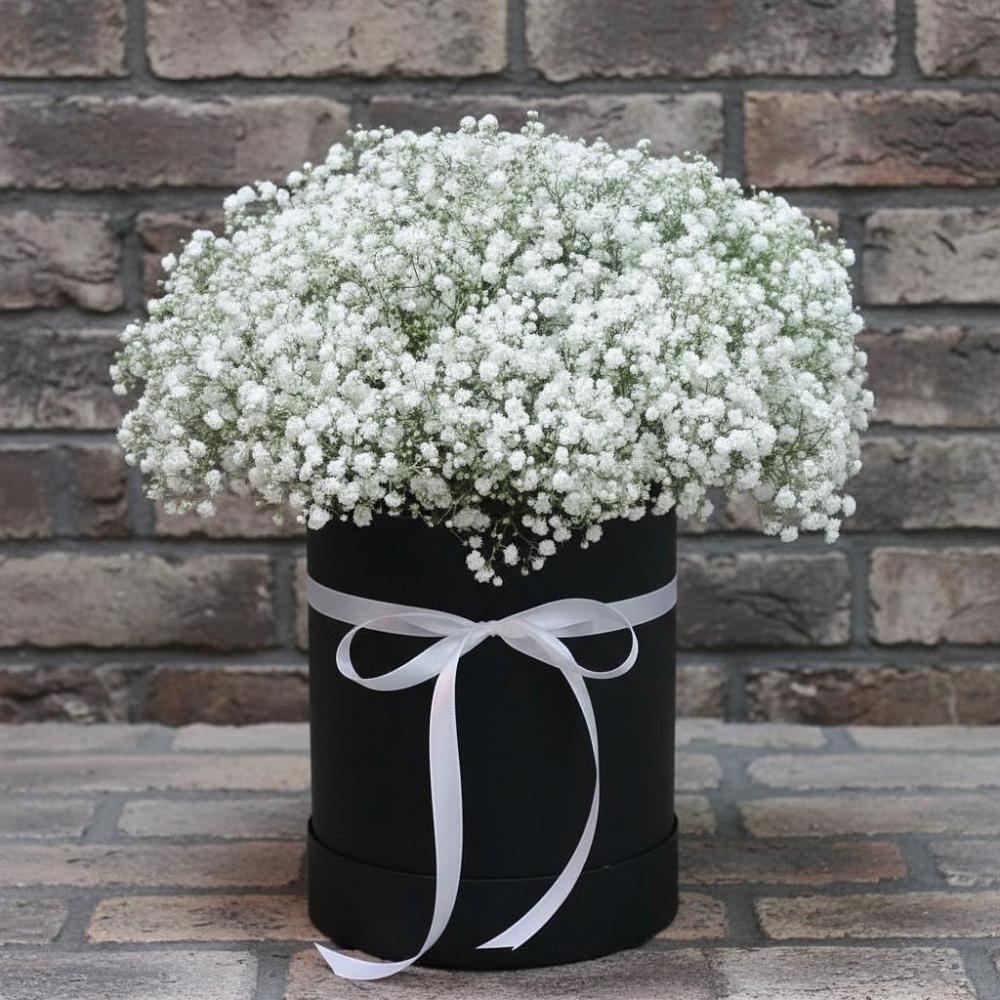 Цветочная композиция из Гипсофила в шляпной коробке в Синегорье