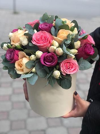 Цветочная композиция из Розы в шляпной коробке в Синегорье
