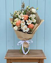 Букет цветов из:  Альстромерии, Лизиантусы, Розы и Хризантемы в Синегорье