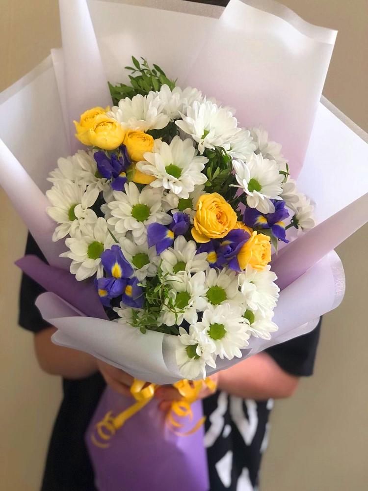 Букет цветов из: Ирисы, Хризантемы и Розы в Синегорье