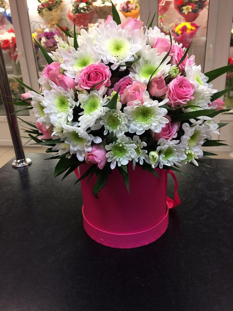 Цветочная композиция из Розы и Хризантемы в шляпной коробке в Синегорье