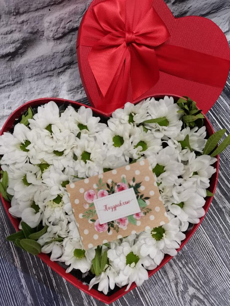 Цветочная композиция из Хризантемы в виде сердца в Синегорье