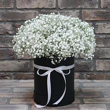 Цветочная композиция из Гипсофила в шляпной коробке в Синегорье