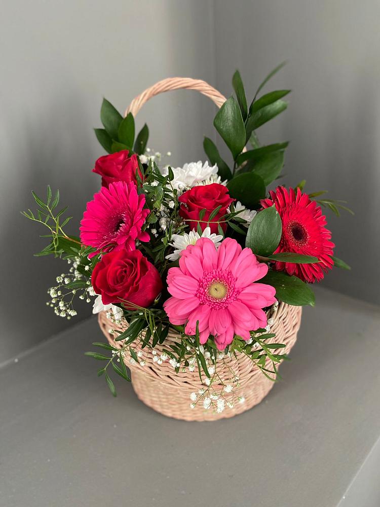 Цветочная композиция из Розы, Хризантемы и Герберы в корзине в Синегорье