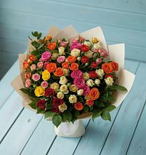Букет Микс из разноцветных кустовых роз в Синегорье
